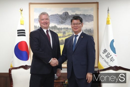 스티븐 비건 미국 국무부 특별대표(왼쪽)와 김연철 통일부 장관. /사진=장동규 기자    