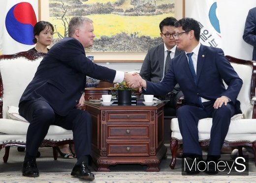 스티븐 비건 미국 국무부 특별대표(왼쪽)와 김연철 통일부 장관이 악수를 하고 있다. /사진=장동규 기자   