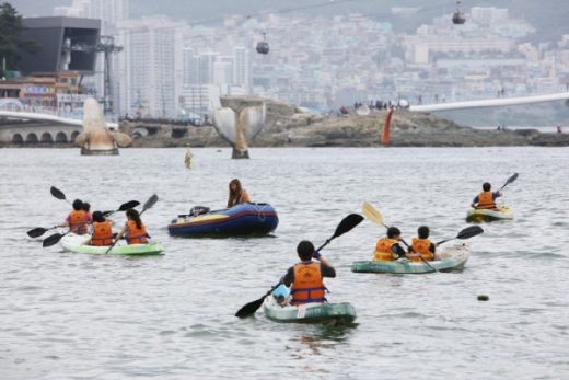 지난해 송도해수욕장의 해양레포츠 체험 장면./사진제공=부산시