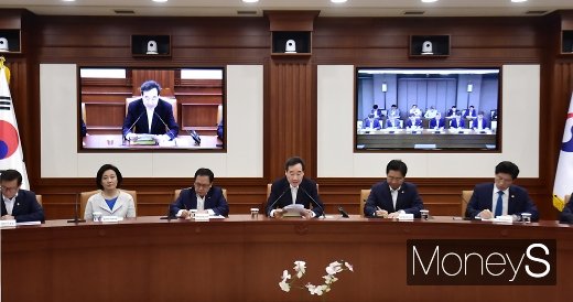 [머니S포토] 국정현안점검조정회의 주재하는 이낙연 총리