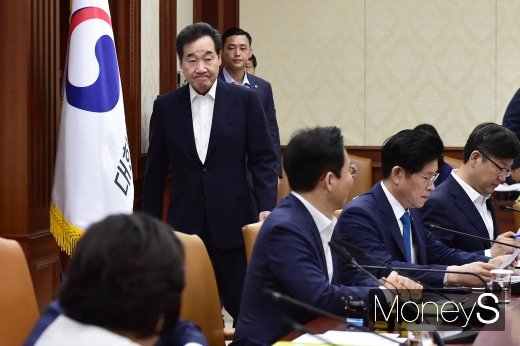 [머니S포토] 굳은 표정의 이낙연 총리