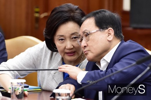 [머니S포토] 국정현안점검 참석한 유영민·박영선 장관