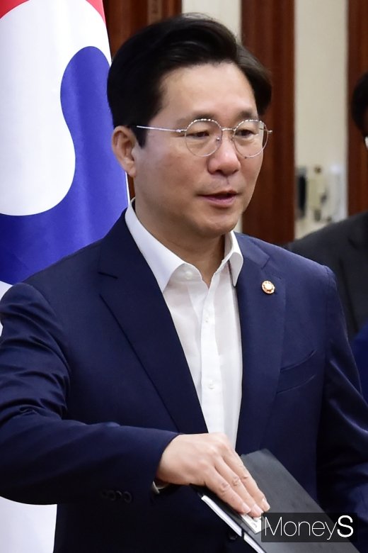 [머니S포토] 국정현안회의 참석한 성윤모 장관