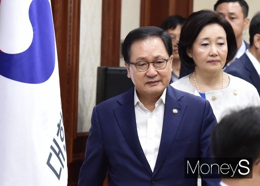 [머니S포토] 국정현안점검 회의 참석한 유영민-박영선 장관