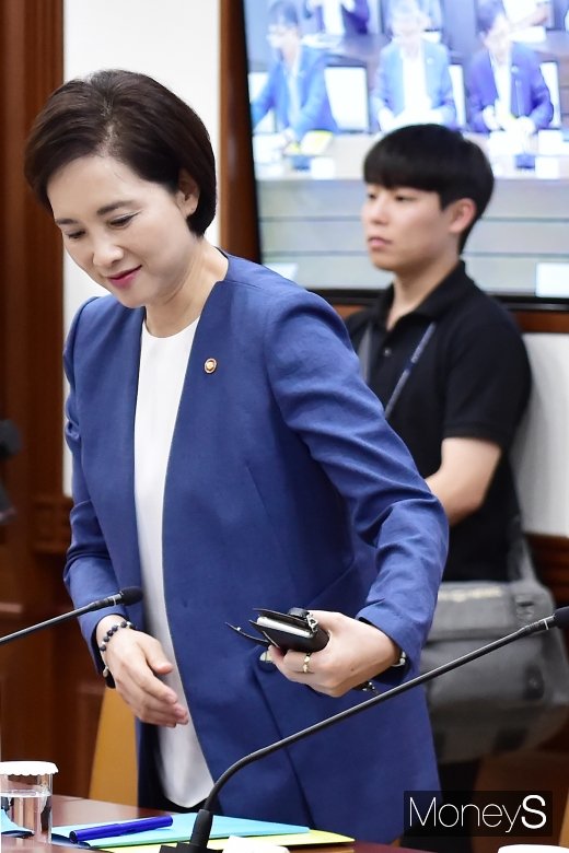 [머니S포토] 국정현안점검회의 자리 착석하는 유은혜 부총리