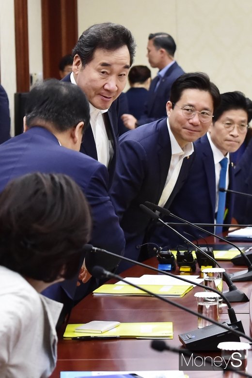 [머니S포토] 부처 장관들과 인사 나누는 이낙연 총리