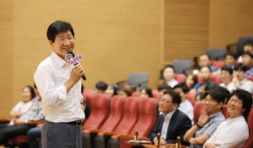 이동훈 삼성디스플레이 대표가 함께하는 소통연습 행사에서 발표를 하고 있다. /사진=삼성디스플레이