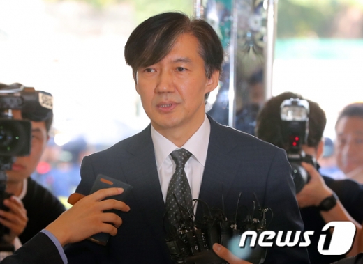 조국 법무부 장관 후보자가 22일 오전 인사청문회 준비를 위해 서울 종로구 현대적선빌딩에 마련된 사무실로 출근하며 취재진의 질문에 답하고 있다. /사진=뉴스1