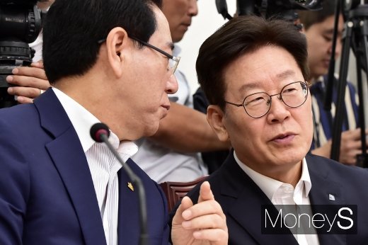 [머니S포토] 당대표-시도지사 간담회서 의견 나누는 김영록-이재명