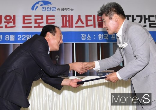 [머니S포토] 위촉장 받는 진성