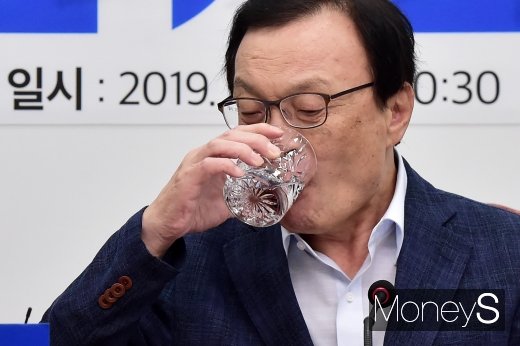 [머니S포토] 목 축이는 이해찬 대표
