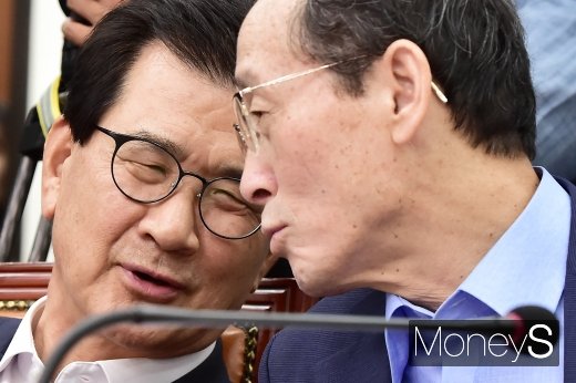 [머니S포토] 귀엣말 나누는 충북-전북 지사