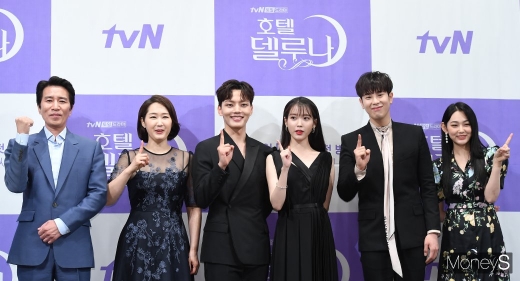 배우 신정근, 배해선, 여진구, 아이유, 블락비 피오, 구구단 미나(왼쪽부터)가 지난달 8일 오후 서울 강남구 논현동 임피리얼 팰리스 서울에서 열린 tvN 새 토일드라마 '호텔 델루나' 제작발표회에 참석해 포토타임을 갖고 있다. /사진=장동규 기자