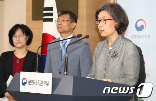 문경란 문화체육관광부 스포츠혁신위원장(오른쪽)이 22일 오전 서울 세종대로 정부서울청사 별관에서 브리핑을 열고 '엘리트 스포츠 시스템 개선 및 선수 육성체계 선진화'와 '체육대회 선진화를 위한 구조개편' 권고를 발표하고 있다. /사진=뉴스1