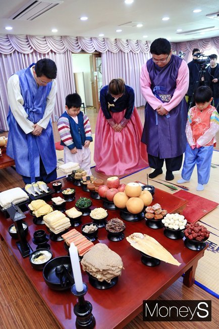   차례 지내는 모습 /사진제공=aT