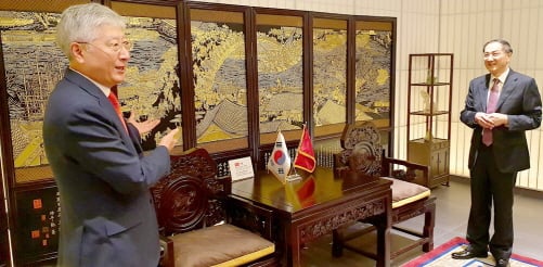 조경완 광주차이나센터장(사진 왼쪽)이 '청명상하도 금채흑단 7폭 병풍'을 기증해준 쑨 시엔위 주광주중국총영사에게 감사의 뜻을 전하고 있다./사진제공=광주차이나센터