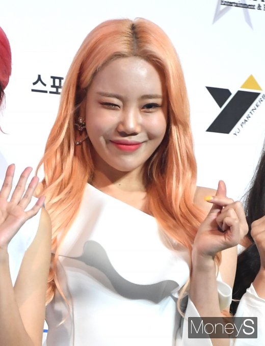 [머니S포토] 모모랜드 주이 '윙크 하트 발사'(2019 SOBA)