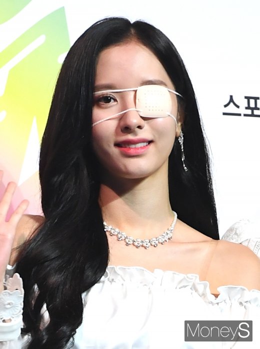[머니S포토] 우주소녀 보나, 안대 투혼…'예쁘죠?'(2019 SOBA)