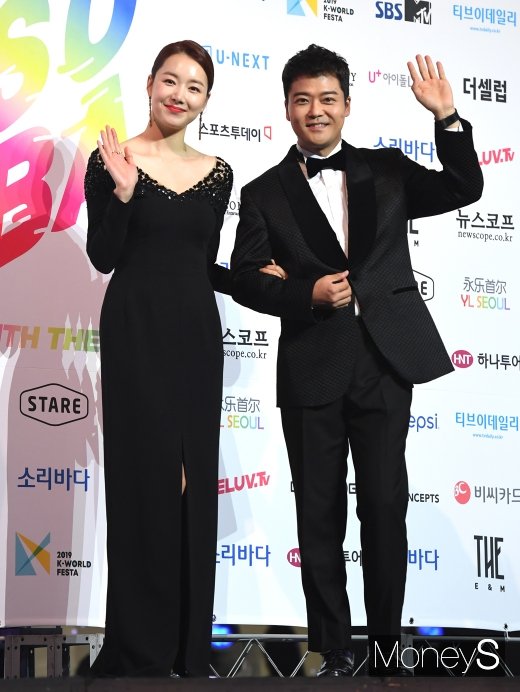 [머니S포토] 소이현·전현무 '2019 소리바다 베스트 케이뮤직 어워즈 사회 맡았어요'