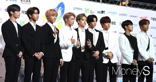 [머니S포토] 스트레이키즈, 블랙&화이트로 패션 완성(2019 SOBA)