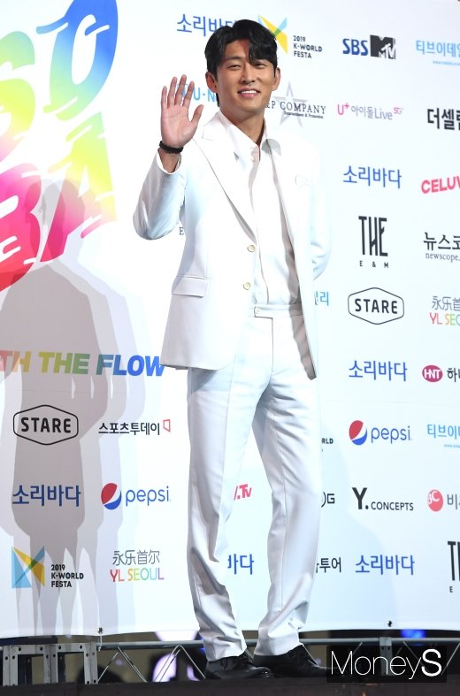 [머니S포토] 고준, 빛나는 화이트 패션(2019 SOBA)