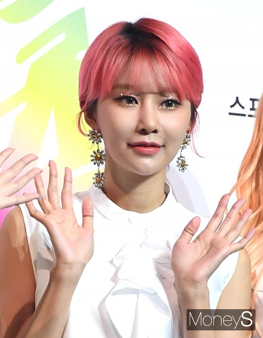 [머니S포토] 모모랜드 혜빈, 시선 잡는 블링블링 메이크업(2019 SOBA)