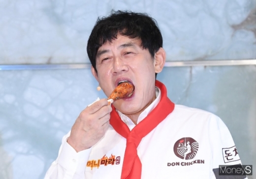 방송인 이경규(오른쪽)가 20일 오전 서울 중구 더 플라자 호텔에서 열린 '돈치킨X이경규 신메뉴 출시 기자간담회' 참석해 신메뉴 허니마라치킨을 먹고 있다./사진=장동규 기자