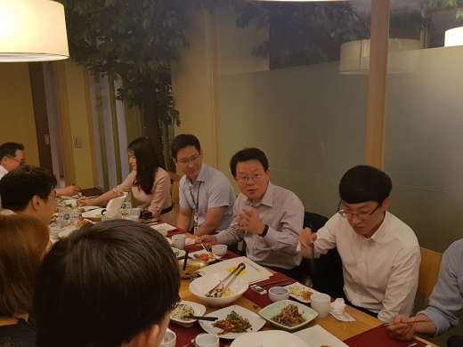 김광수(오른쪽에서 두번째) NH농협금융지주 회장이 서울 중구에 있는 한 식당에서 농협금융 청년이사들과 깜짝 점심 미팅 시간을 갖고 있다./사진=NH농협금융