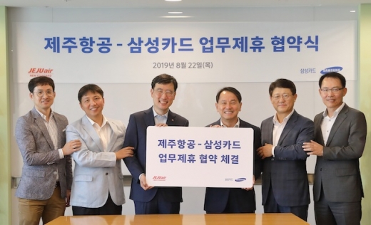 삼성카드는 22일 제주항공과 서울 중구 삼성본관빌딩에서 마케팅 업무제휴 협약을 체결했다고 밝혔다. 삼성카드 원기찬 사장(오른쪽)과 제주항공 이석주 사장이 기념촬영을 하고 있다./사진=삼성카드