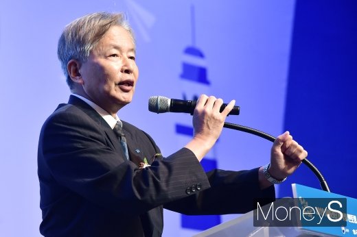 [머니S포토] 환영사 전하는 이정우 한국장학재단 이사장
