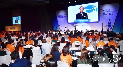 [머니S포토] 멘티들에게 환영사 전하는 이정우 장학재단 이사장