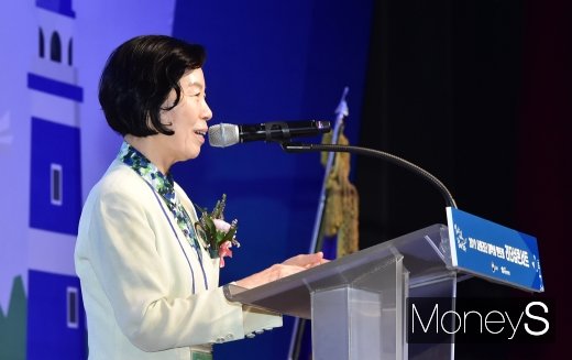 [머니S포토] 대학생 멘토링 리더십콘서트에서 축사하는 이경숙 이사장