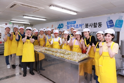 22일 노원구 대한적십자사 서울지사 북부봉사관에서 동아오츠카 임직원들이 제과 봉사활동을 한 뒤 기념촬영을 하고 있다. /사진=동아오츠카