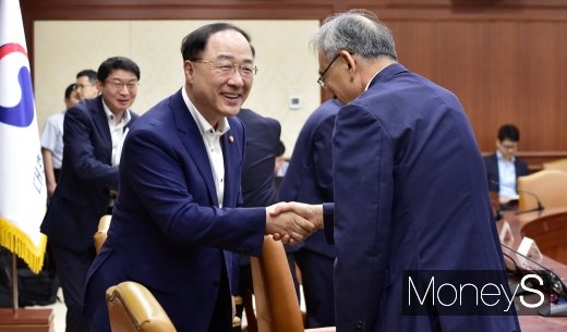 [머니S포토] 연구기관장 간담회, 인사 나누는 홍남기 부총리
