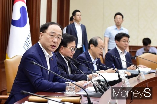 [머니S포토] 연구기관장 간담회에서 모두발언하는 홍남기