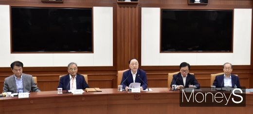 [머니S포토] 간담회 주재하는 홍남기 부총리