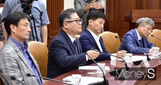 [머니S포토] 경제부총리 발언 경청하는 연구기관장