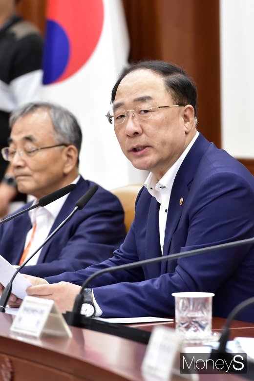 [머니S포토] 홍남기, 