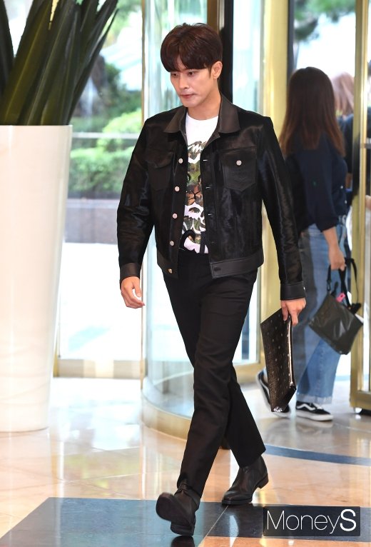 [머니S포토] 성훈, 터미네이터 뺨치는 걸음걸이