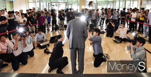 [머니S포토] 조국, 세간의 주목 속에 '사모펀드 사회환원'