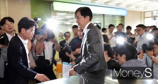 [머니S포토] 긴급 기자회견 후 돌아서는 조국