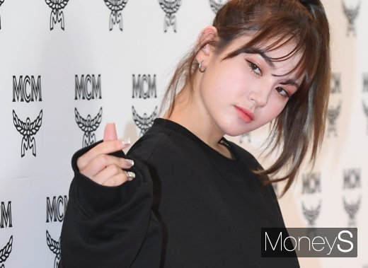 [머니S포토] 전소미 '하트 발사'