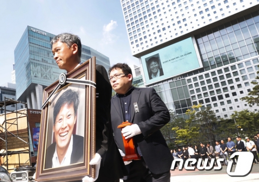 고(故) 이용마 기자의 영결식이 23일 오전 서울 상암동 MBC 광장에서 시민사회장으로 엄수된 뒤 영정과 위패가 운구차로 옮겨지고 있다. /사진=뉴스1