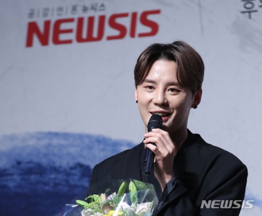 가수 겸 뮤지컬 배우 김준수가 23일 오전 서울 소공동 롯데호텔에서 열린 '뉴시스 2019 한류엑스포'에서 한류문화대상(서울시장상·개인)을 수상한 뒤 소감을 밝히고 있다. /사진=뉴시스
