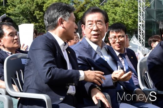 [머니S포토] 'YES 중소기업 대박!람회'에서 만난 시장과 시의회 의장
