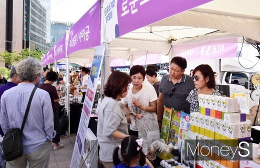 [머니S포토] 'YES 중소기업 대박!람회', 부스 둘러보는 시민들