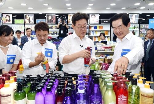 이재명 경기도지사와 안병용 의정부시장이 지역화폐 홍보대사 배우 김민교씨와 ‘의정부사랑카드’로 직접 물건을 구매하고 행사장에 나온 시민들과 포토타임도 가졌다. /사진제공=의정부시