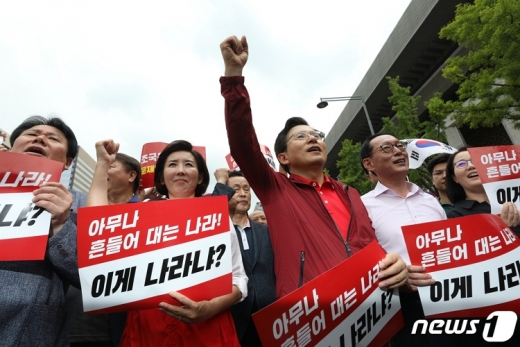 (왼쪽에서 두번째부터) 나경원 자유한국당 원내대표와 황교안 자유한국당 대표. /사진=뉴스1