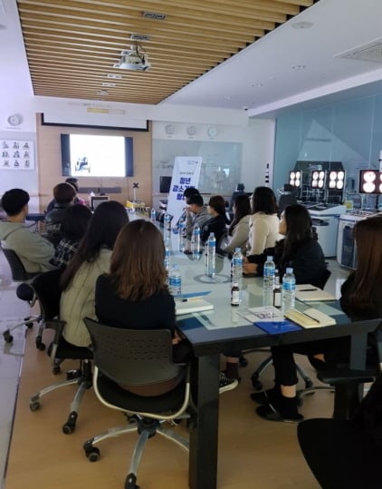 지난해 군포시가 진행한 청년 대상 지역 내 중소기업 탐방 모습. / 사진제공=군포시