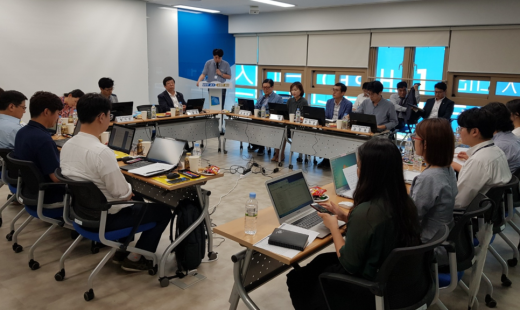 경기도북부청사에서 진행된 골목상권 조직화 지원사업’ 북부권역 1차 심의위원회에서 위원들이 신청 공동체에 대한 심의를 진행하고 있다. / 사진제공=경과원
